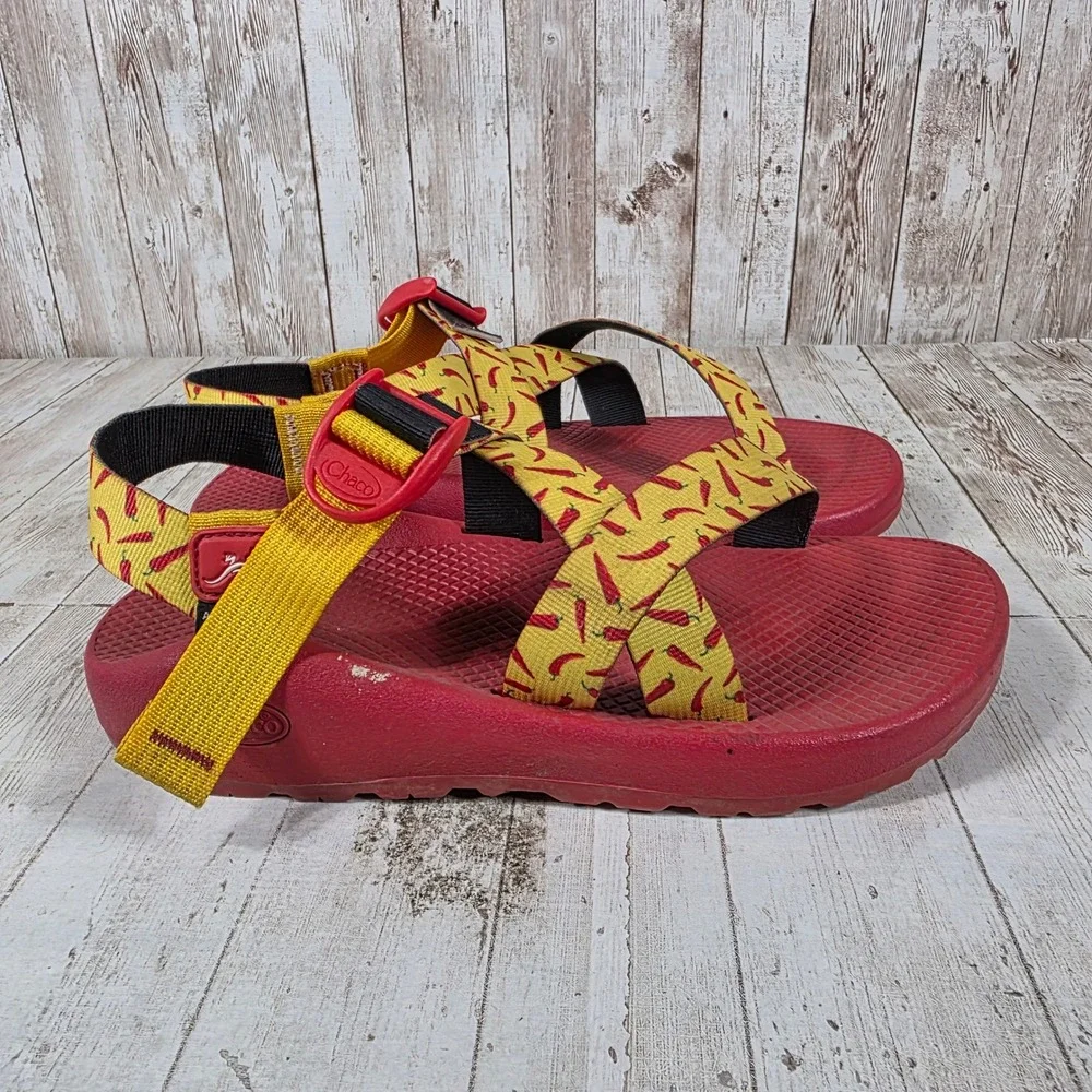Chaco Z1 Classic Mens 8 Sport Sandals Red Yellow Chili Pepper Print Strappy